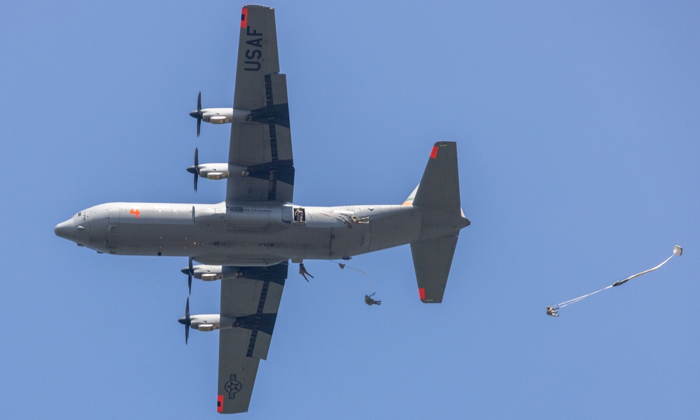 173rd Airborne Brigade performs airborne operation in Aviano