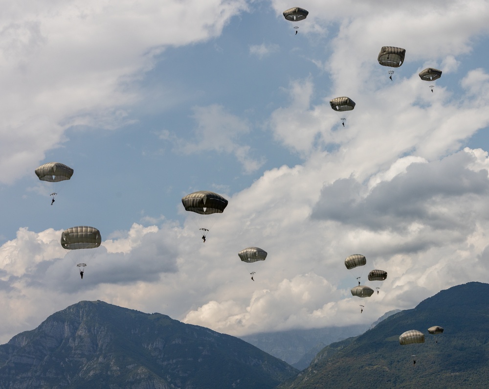 173rd Airborne Brigade perform an airborne operation in Aviano