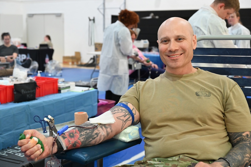 USAG Stuttgart command team supports blood drive on Panzer Kaserne