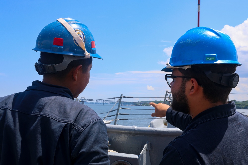 BM2 Kanim Hannigan and SN Nelson Ortiz Rodriguez observe approaching small boat contacts near the Coleman Memorial Bridge