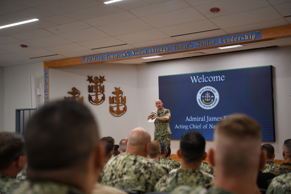 Admiral Kilby speaking to Senior Enlisted Academy Class 286