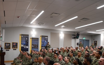 Admiral Kilby speaking to Senior Enlisted Academy Class 286