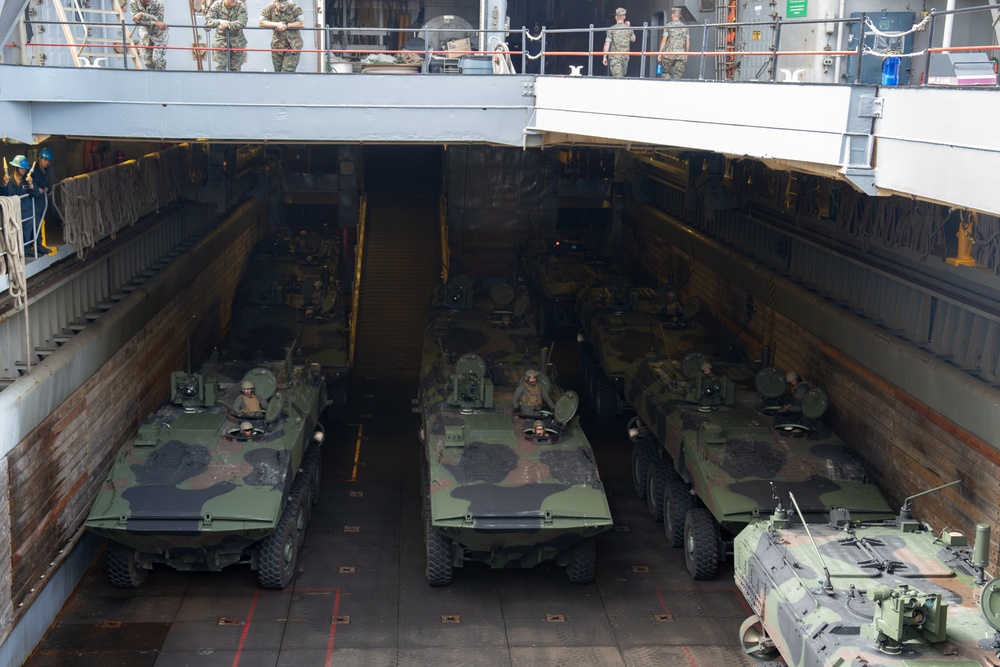 2nd Distribution Support Battalion Assist 2nd AABN’s Well Deck Rehearsal
