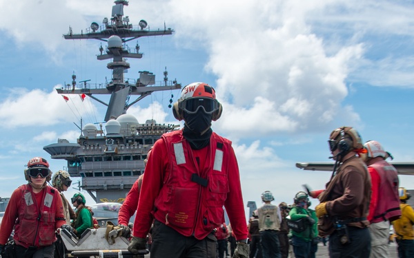 USS Carl Vinson (CVN 70) Conducts Routine Flight Operations in the Philippine Sea