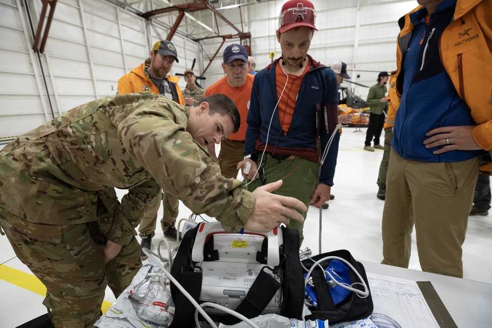 Alaska Army National Guard Black Hawk aviators host mission partners for multi-agency hoist symposium