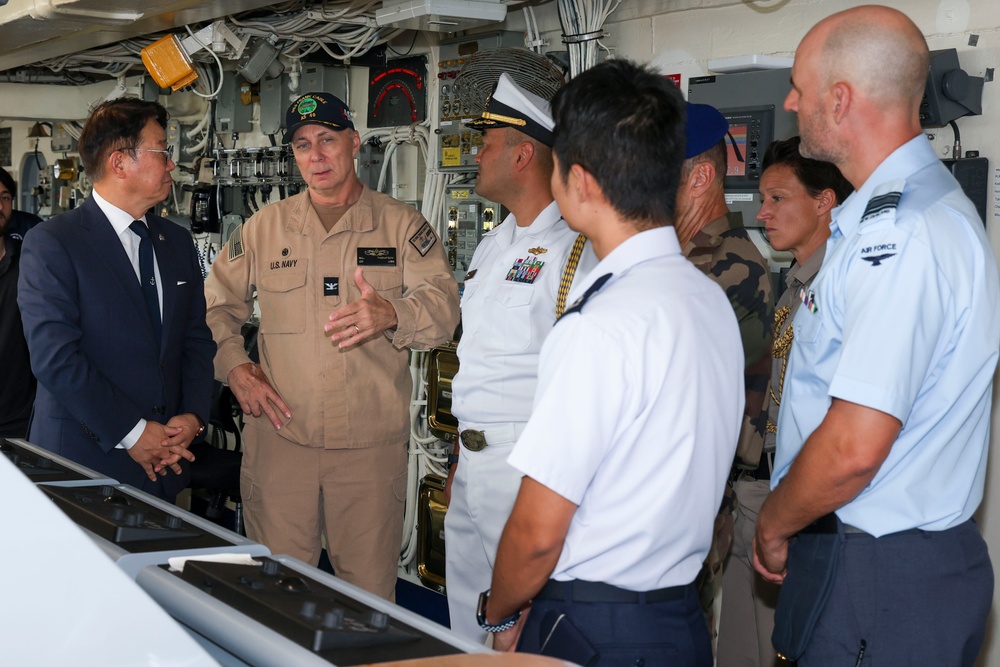 Republic of Korea ambassador to Fiji tours USS Frank Cable (AS 40)