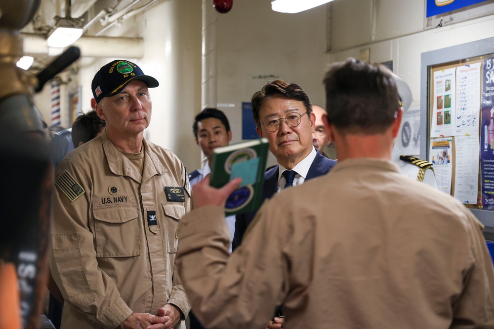 Republic of Korea ambassador to Fiji tours USS Frank Cable (AS 40)