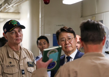 Republic of Korea ambassador to Fiji tours USS Frank Cable (AS 40)