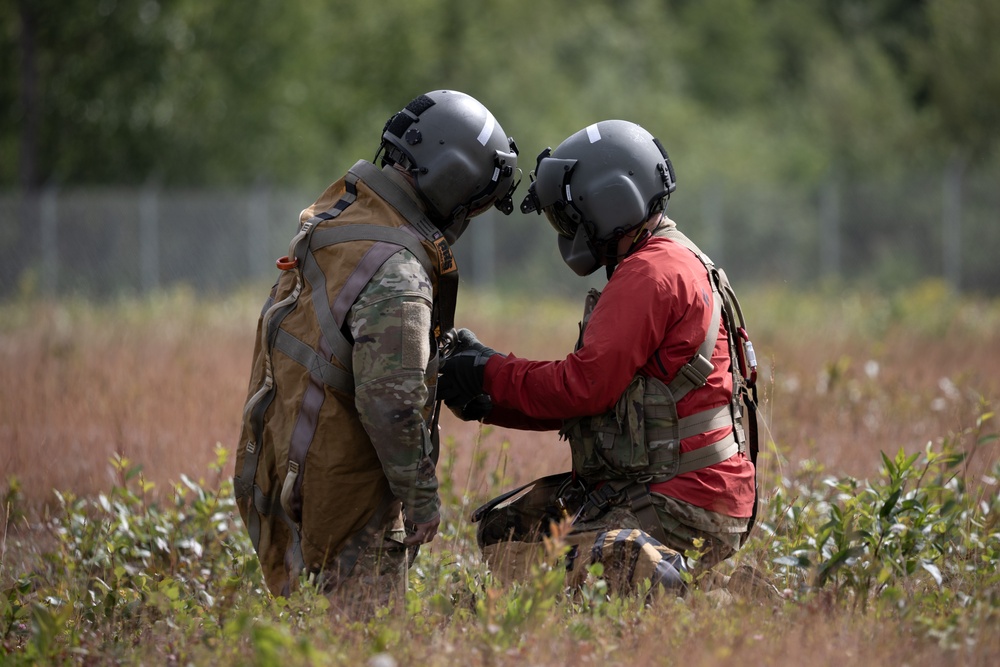 Alaska Army National Guard Black Hawk aviators host mission partners for multi-agency hoist symposium
