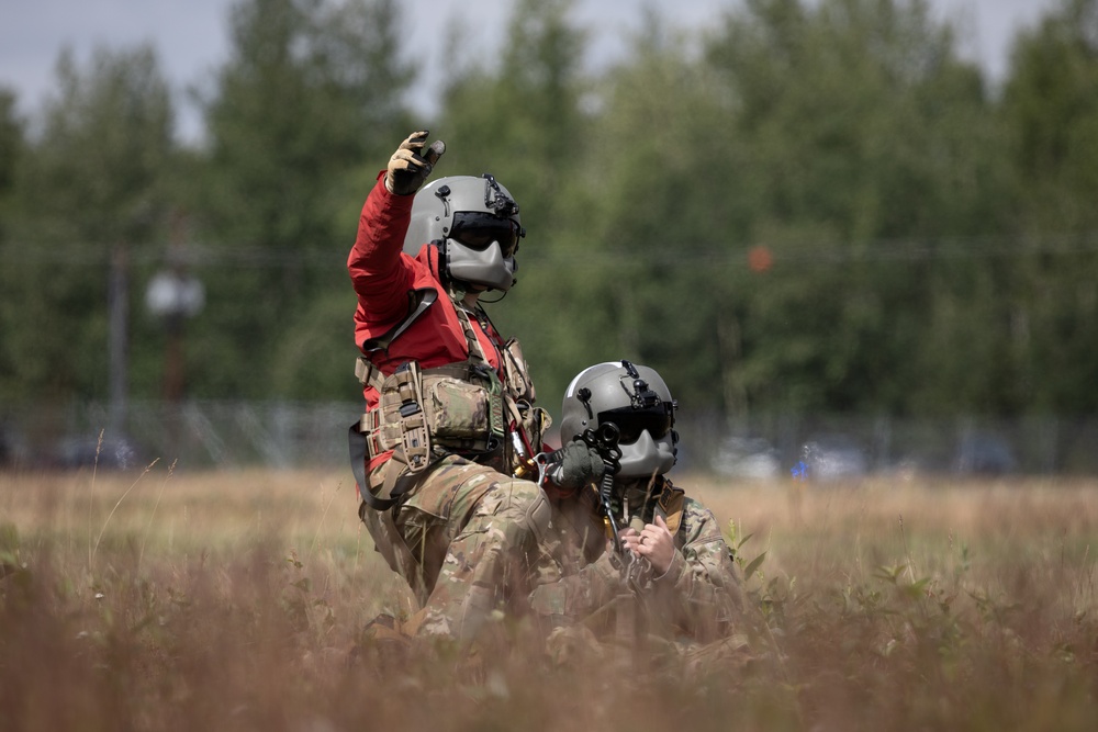 Alaska Army National Guard Black Hawk aviators host mission partners for multi-agency hoist symposium