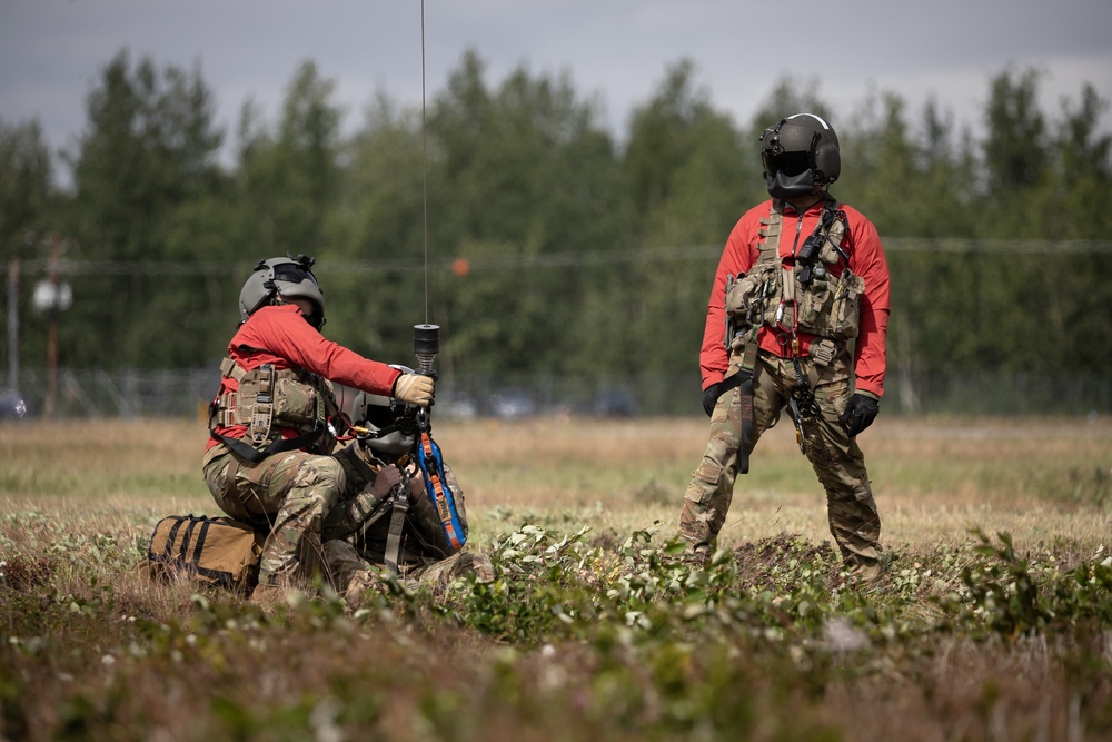 Alaska Army National Guard Black Hawk aviators host mission partners for multi-agency hoist symposium