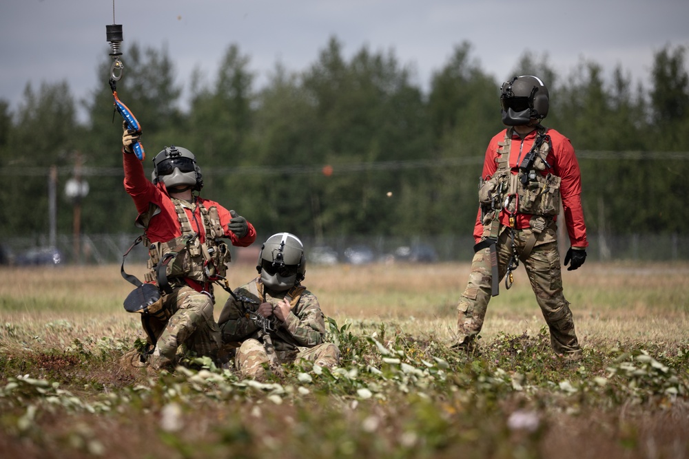 Alaska Army National Guard Black Hawk aviators host mission partners for multi-agency hoist symposium