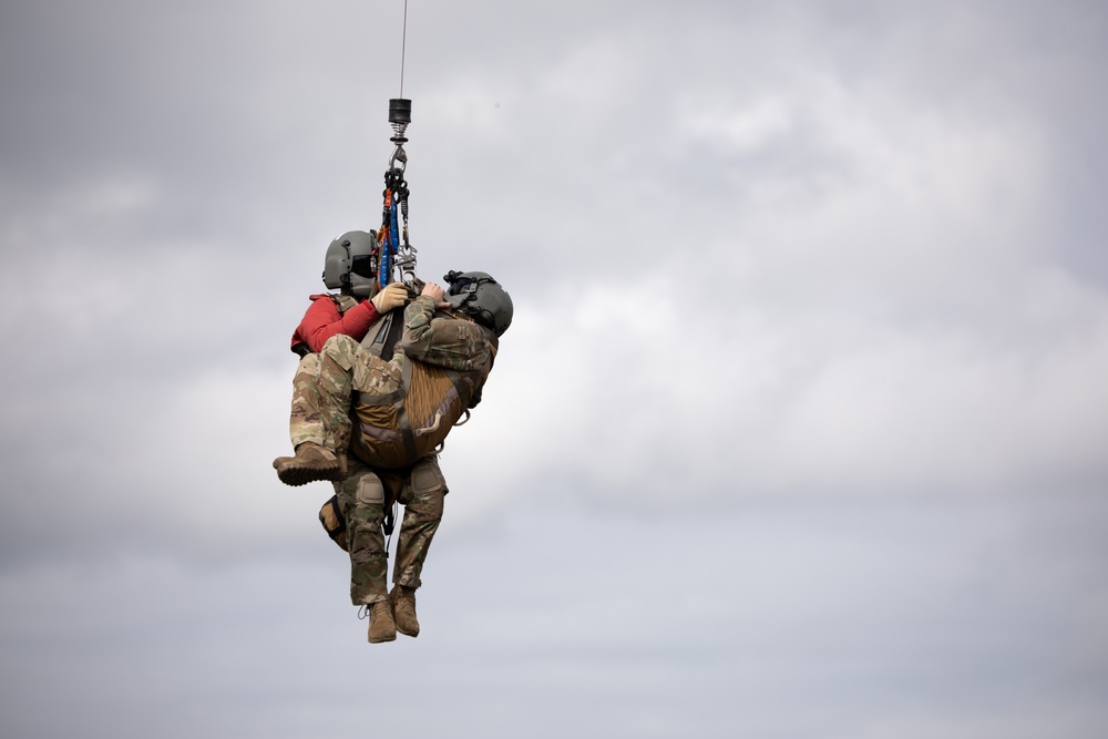 Alaska Army National Guard Black Hawk aviators host mission partners for multi-agency hoist symposium