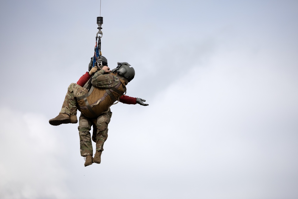 Alaska Army National Guard Black Hawk aviators host mission partners for multi-agency hoist symposium
