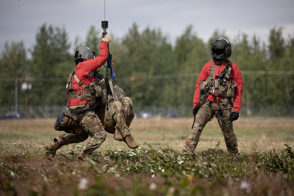 Alaska Army National Guard Black Hawk aviators host mission partners for multi-agency hoist symposium