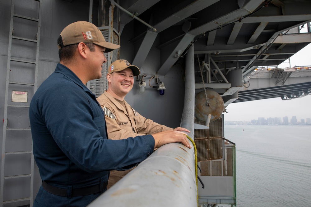 Chaplain Candidate Program Officers Embark Makin Island