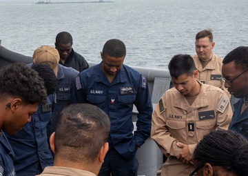 Chaplain Candidate Program Officers Embark Makin Island
