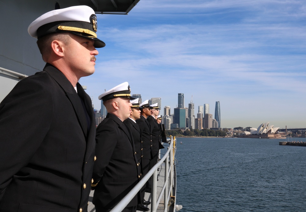USS Frank Cable (AS 40) pulls into Sydney