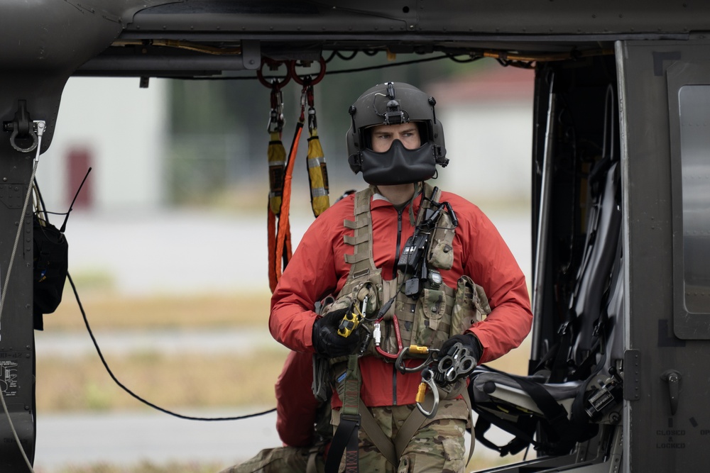 Alaska Army National Guard Black Hawk aviators host mission partners for multi-agency hoist symposium