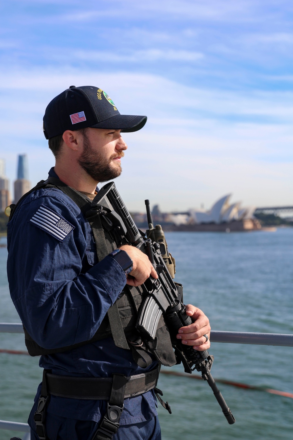 USS Frank Cable (AS 40) pulls into Sydney