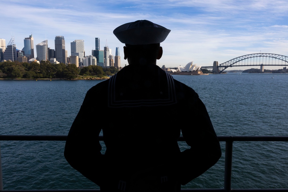 USS Frank Cable (AS 40) pulls into Sydney