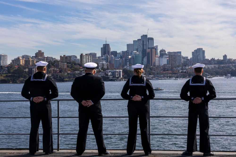 USS Frank Cable (AS 40) pulls into Sydney