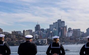 USS Frank Cable (AS 40) pulls into Sydney