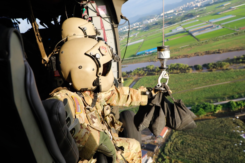 Soldiers assigned to the 2nd Combat Aviation Brigade conduct medevac training.