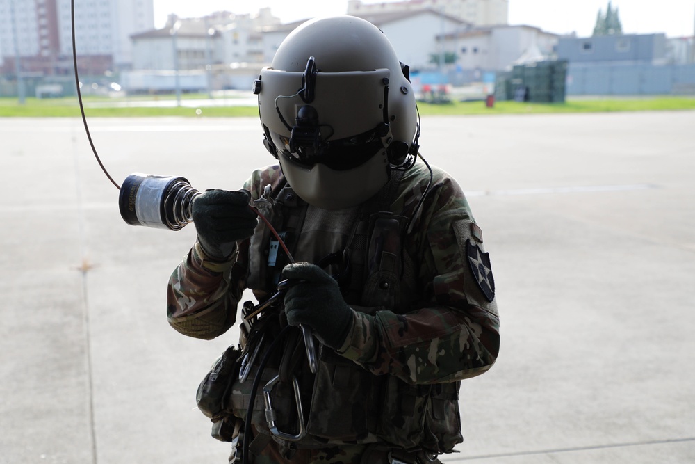 Soldiers assigned to the 2nd Combat Aviation Brigade conduct medevac training.