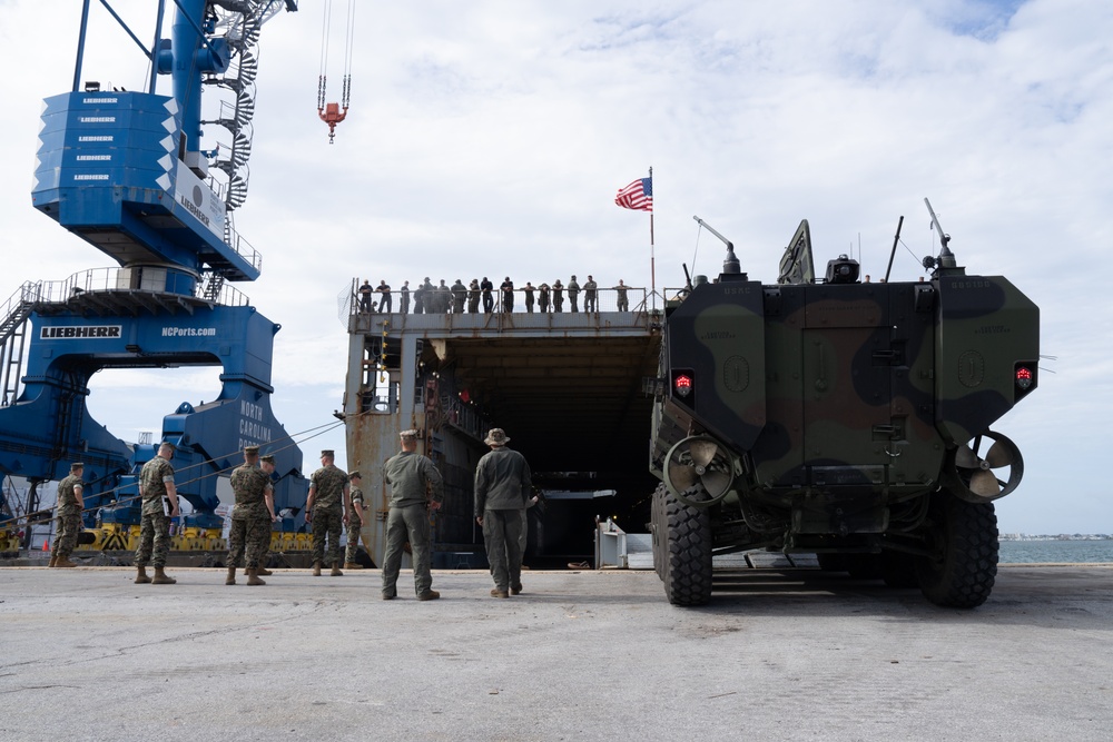 2nd Distribution Support Battalion Assist 2nd AABN’s Well Deck Rehearsal