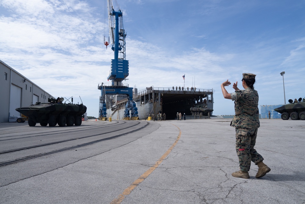 2nd Distribution Support Battalion Assist 2nd AABN’s Well Deck Rehearsal