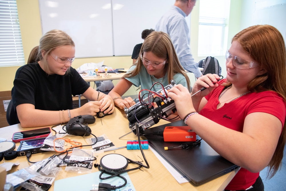 NIWC Atlantic Holds STEM IDEAS Camp