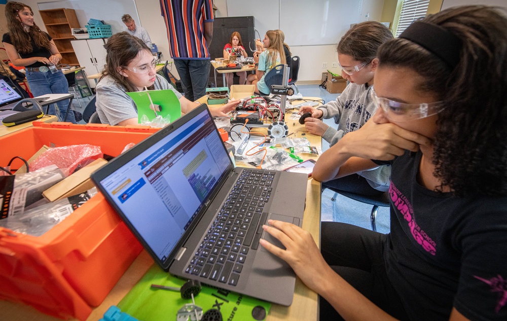 NIWC Atlantic Holds STEM IDEAS Camp