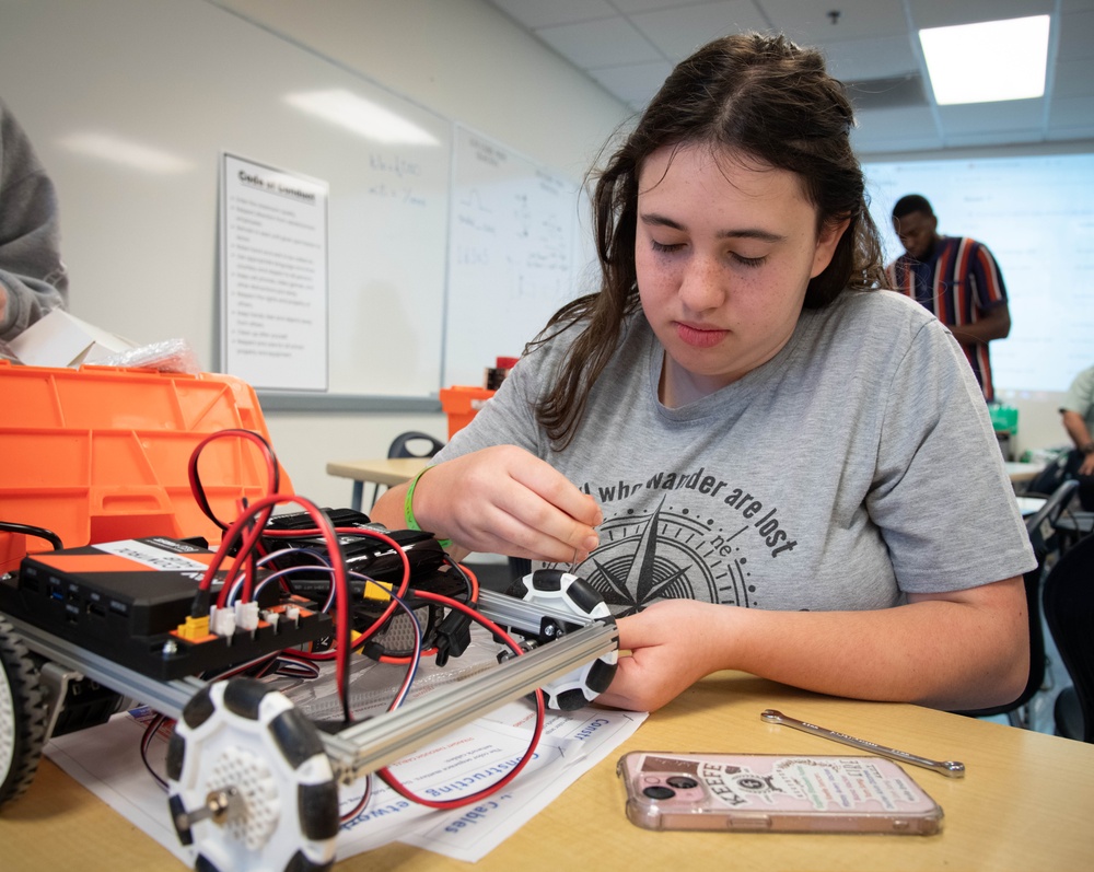 NIWC Atlantic Holds STEM IDEAS Camp