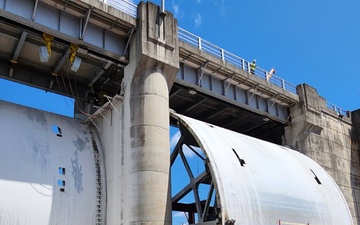 First spillway gate removed at Wolf Creek Dam for replacement