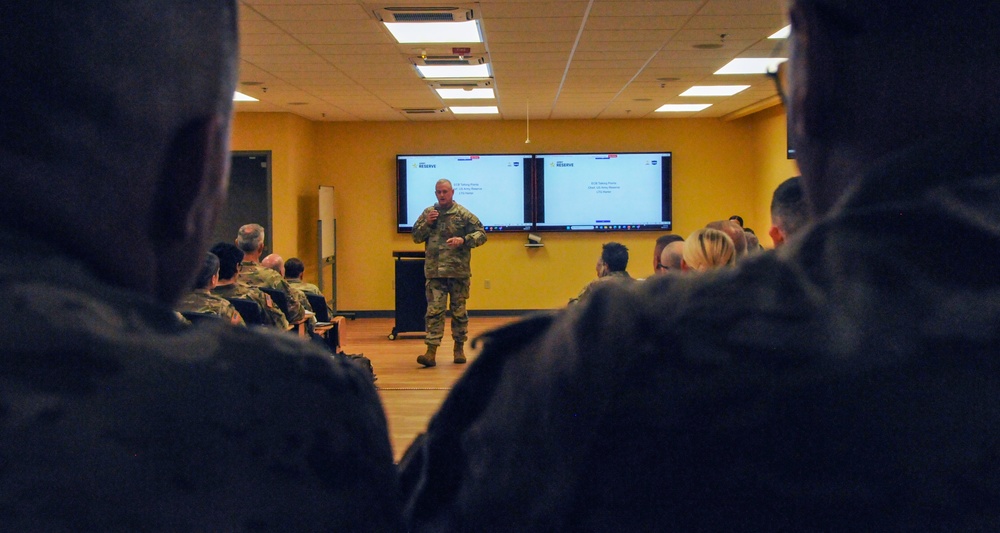 Army Reserve division hosts readiness forum for senior commands