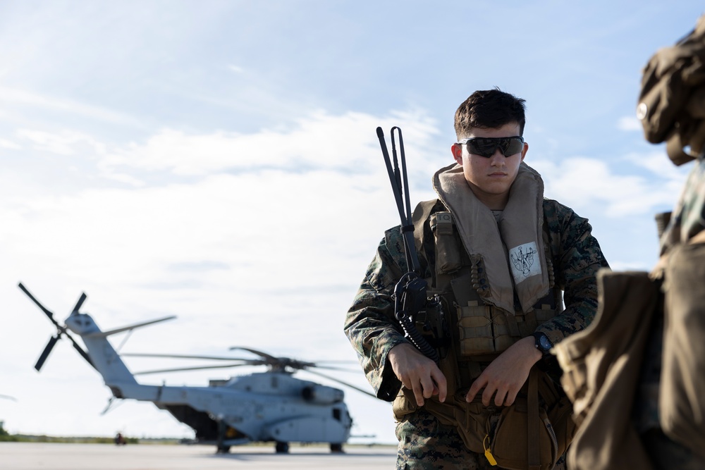 U.S. Marines with HMH-461 insert 2nd LAAD