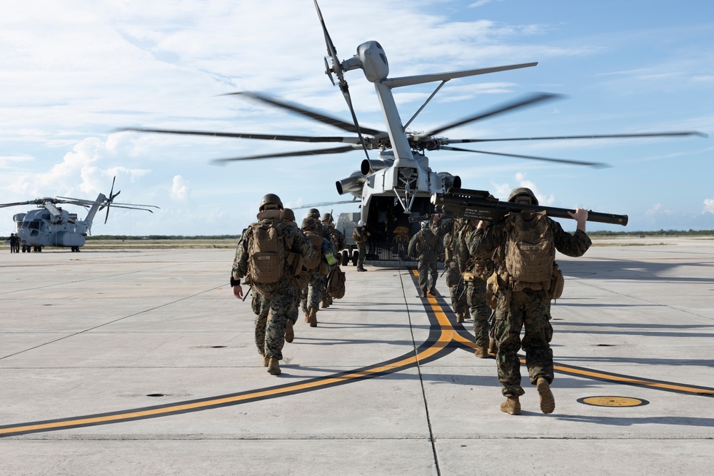 U.S. Marines with HMH-461 insert 2nd LAAD