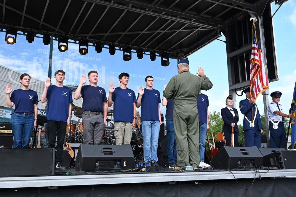 Air Force presence shines at RAGBRAI 2025