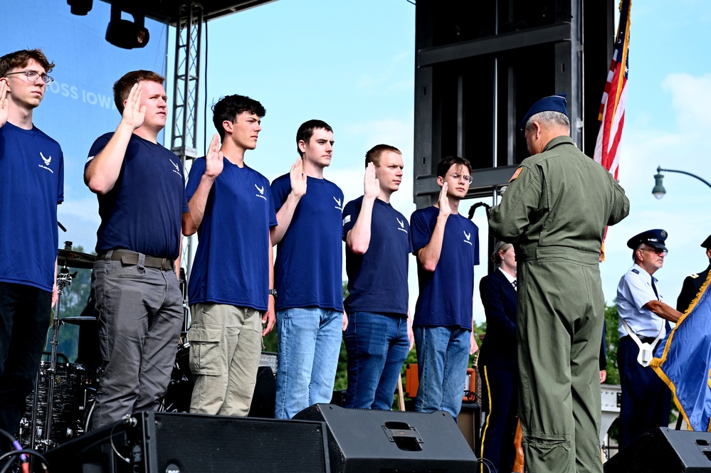Air Force presence shines at RAGBRAI 2025