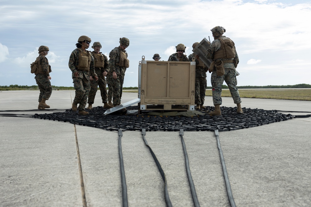 U.S. Marines with HMH-461 and 2nd DSB execute external lifts