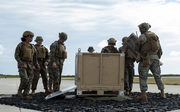 U.S. Marines with HMH-461 and 2nd DSB execute external lifts