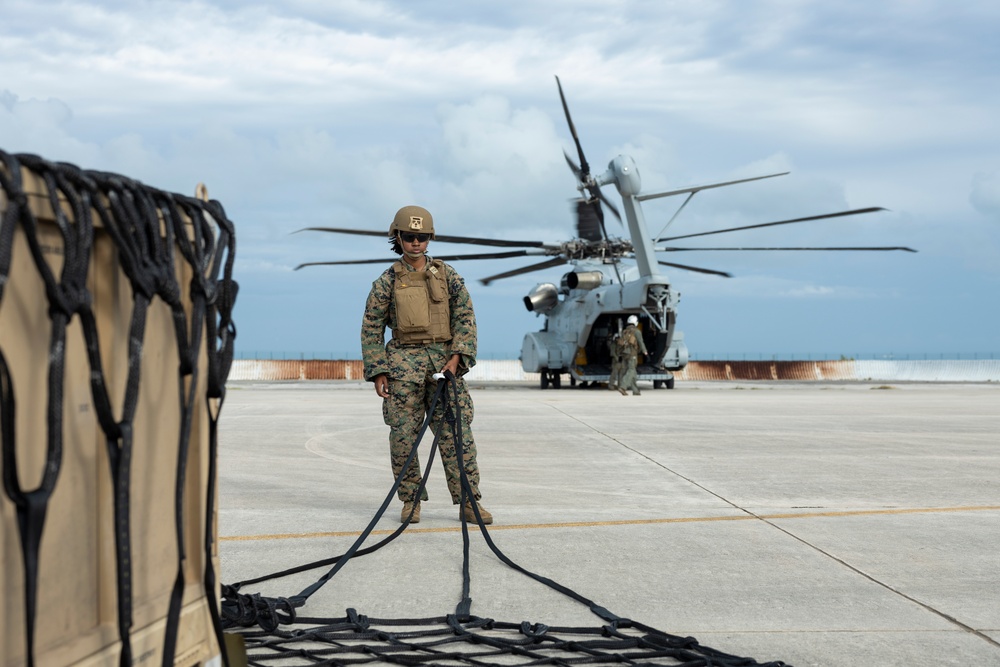 U.S. Marines with HMH-461 and 2nd DSB execute external lifts