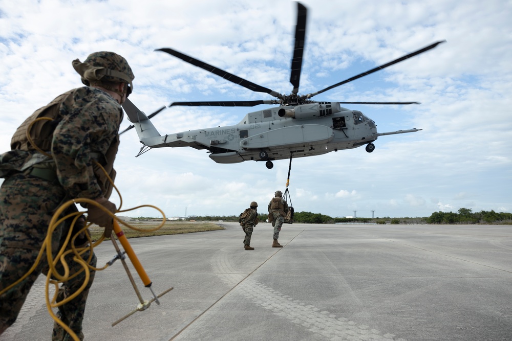 U.S. Marines with HMH-461 and 2nd DSB execute external lifts