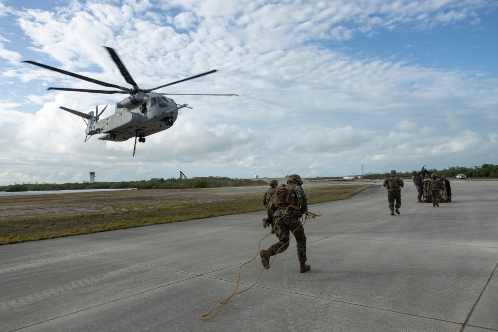 U.S. Marines with HMH-461 and 2nd DSB execute external lifts
