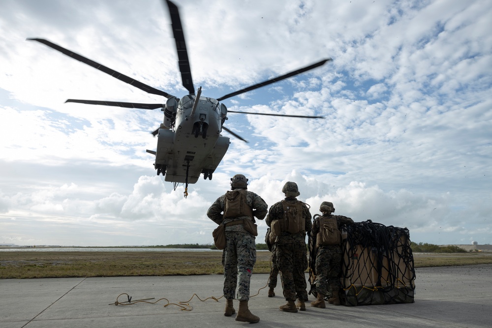 U.S. Marines with HMH-461 and 2nd DSB execute external lifts