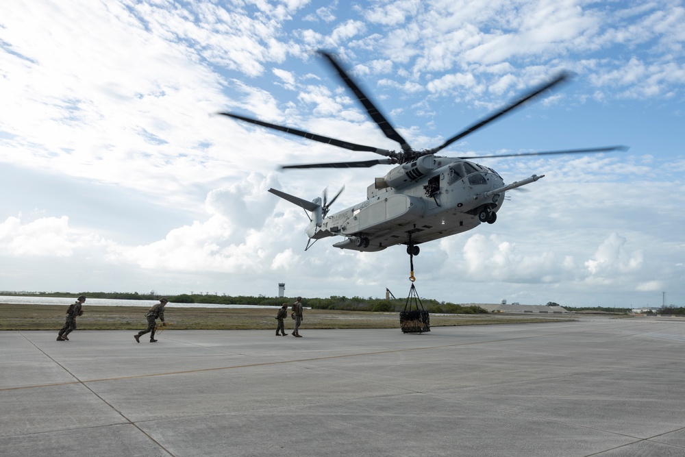 U.S. Marines with HMH-461 and 2nd DSB execute external lifts
