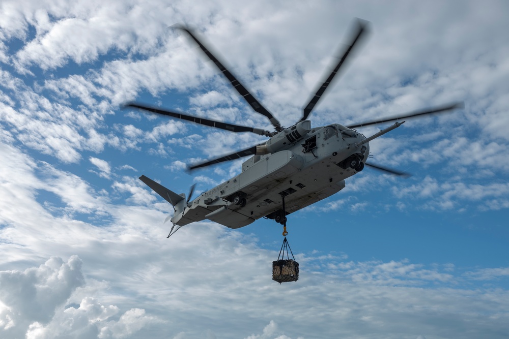 U.S. Marines with HMH-461 and 2nd DSB execute external lifts