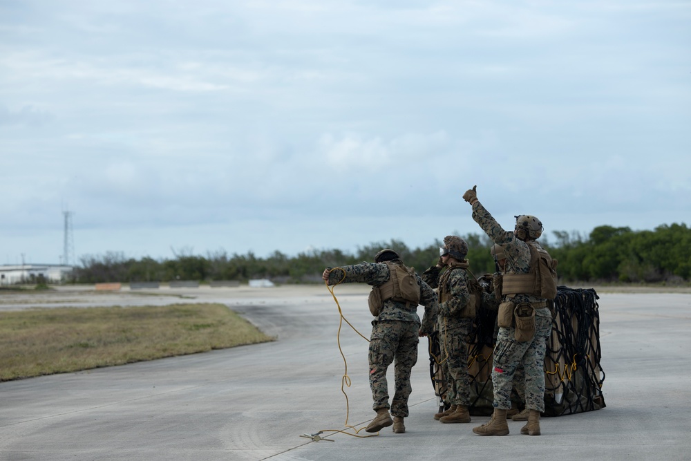U.S. Marines with HMH-461 and 2nd DSB execute external lifts
