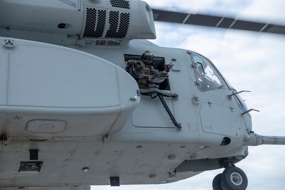 U.S. Marines with HMH-461 and 2nd DSB execute external lifts
